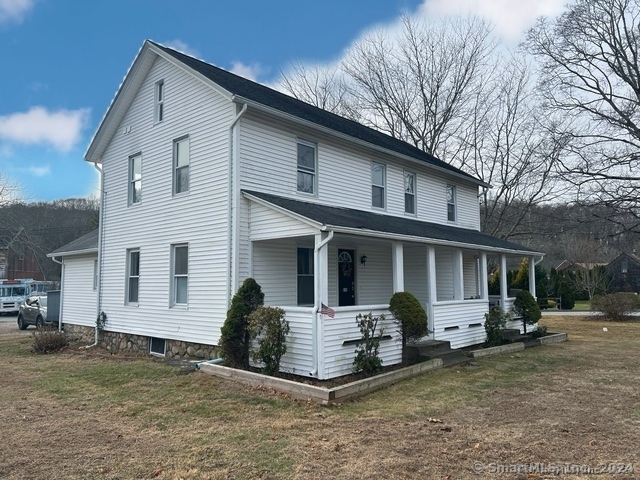 a view of a house with backyard