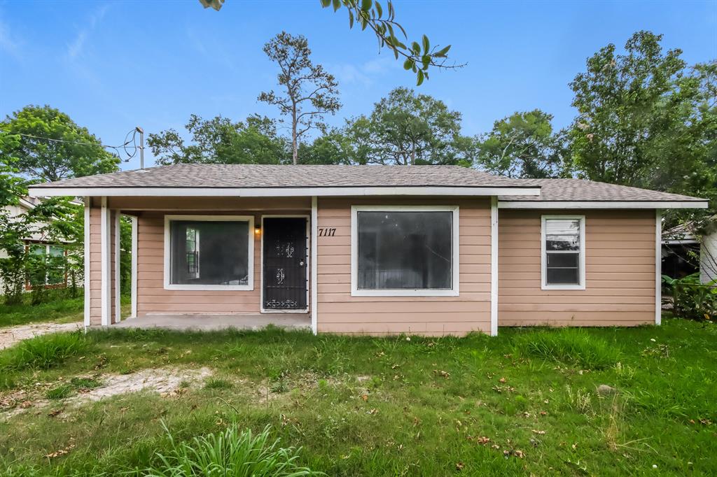 a view of house with a yard