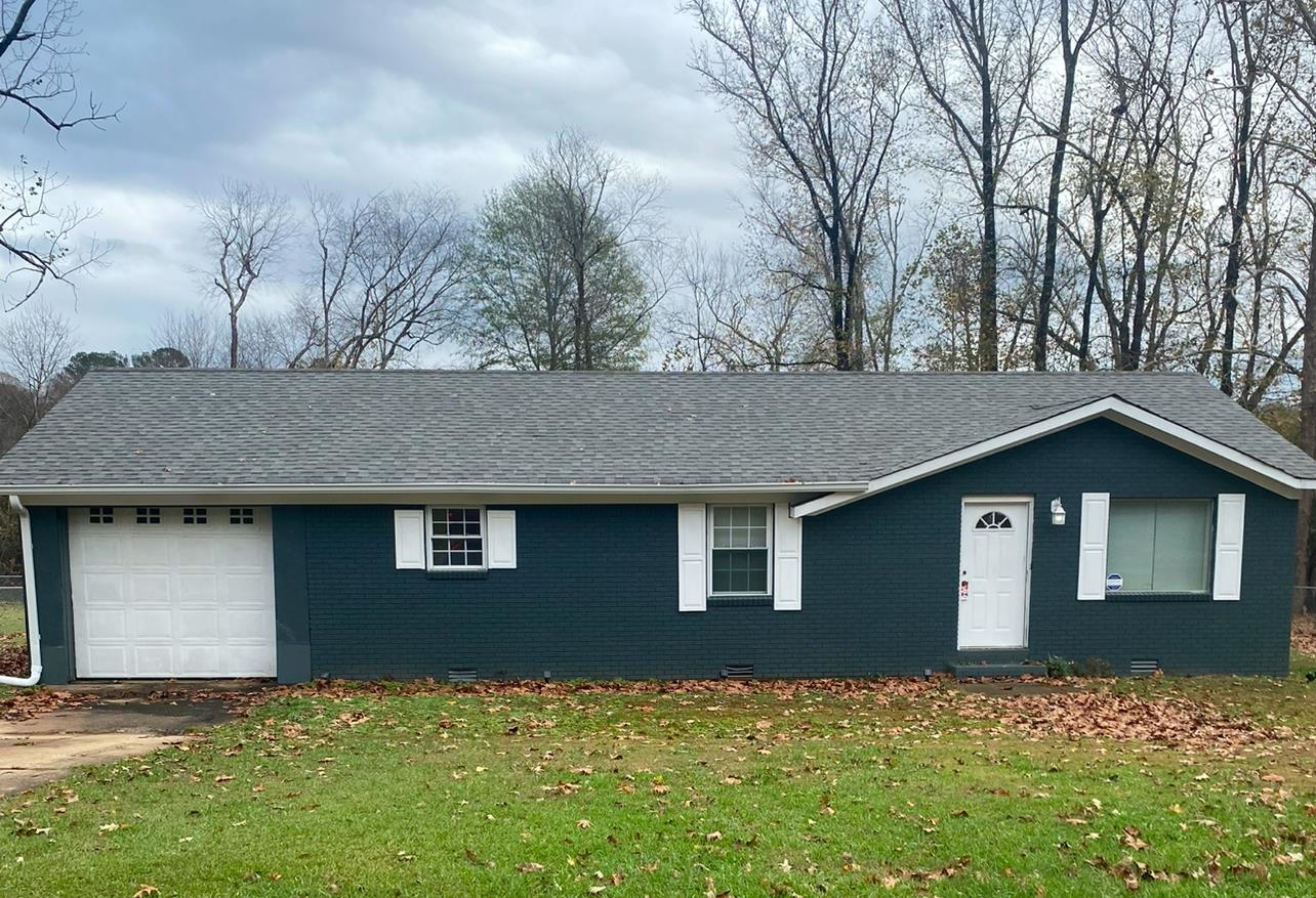 View of front facade with a front lawn and a garage