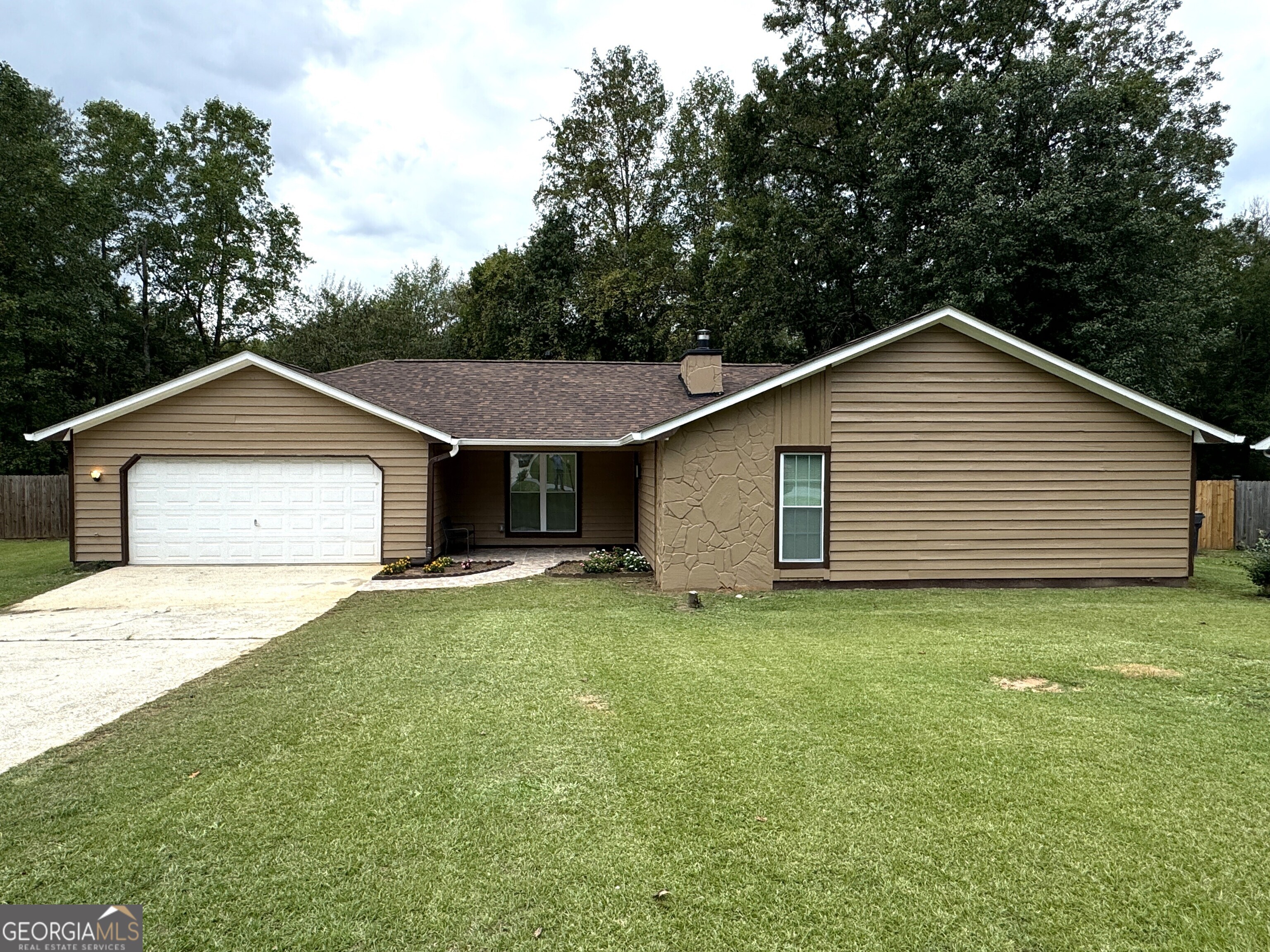 a view of a house with a yard