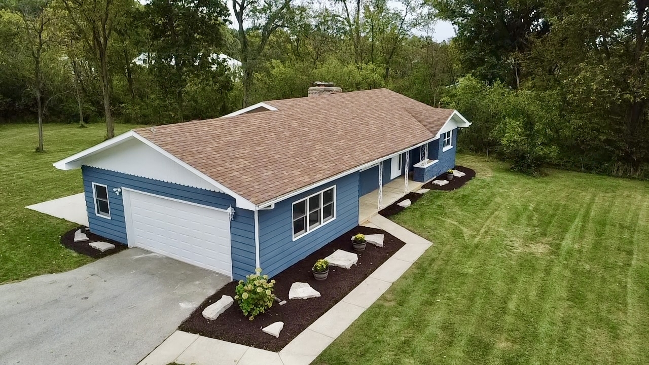 an aerial view of a house having yard