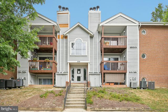$229,900 | 208 Spring Maiden Court, Unit 301 | Cromwell Fountain