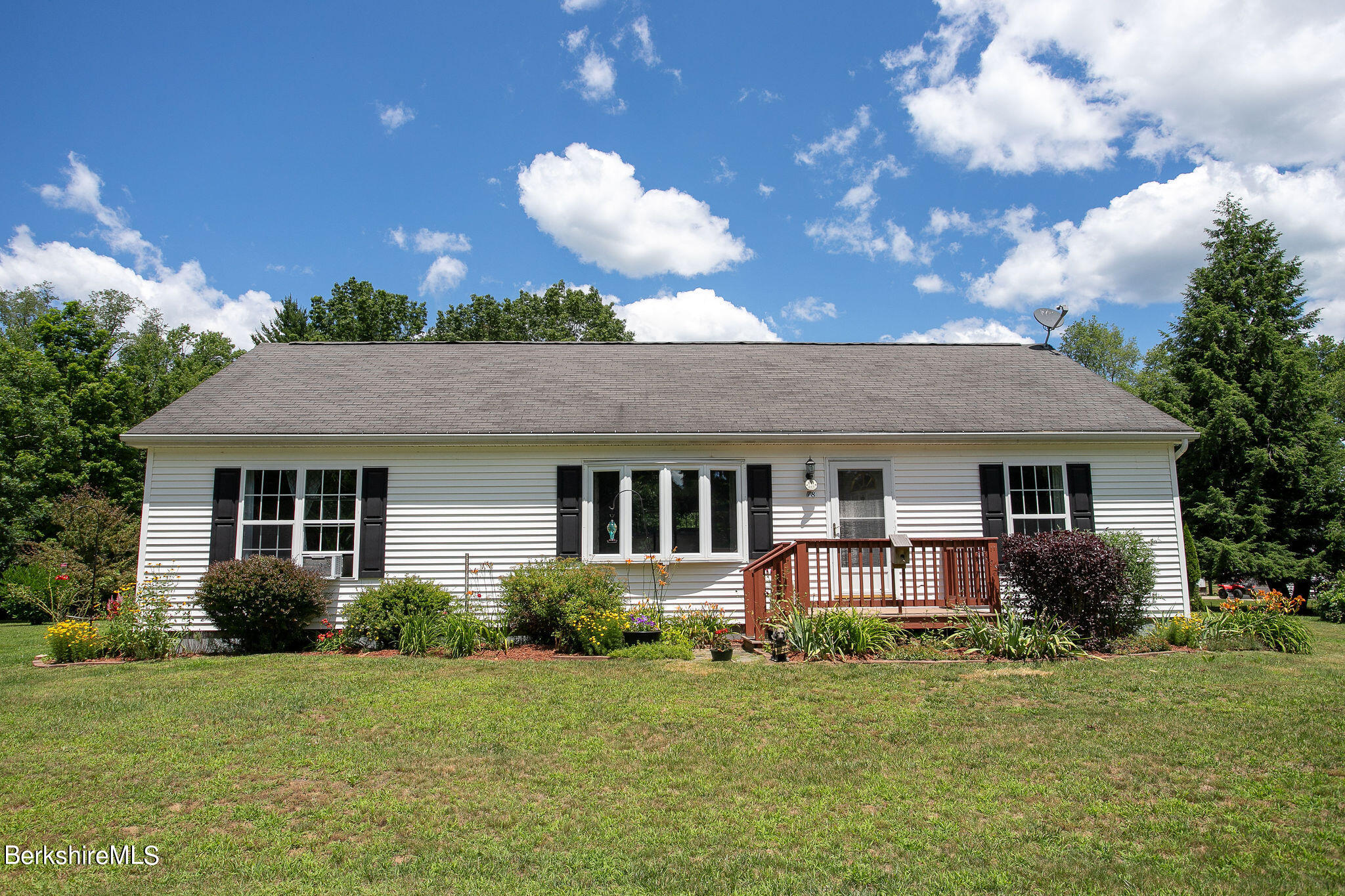 a view of a house with backyard and garden