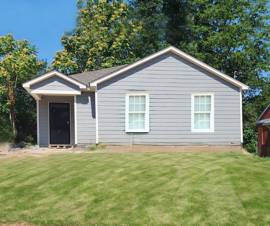 View of front of property featuring a front yard