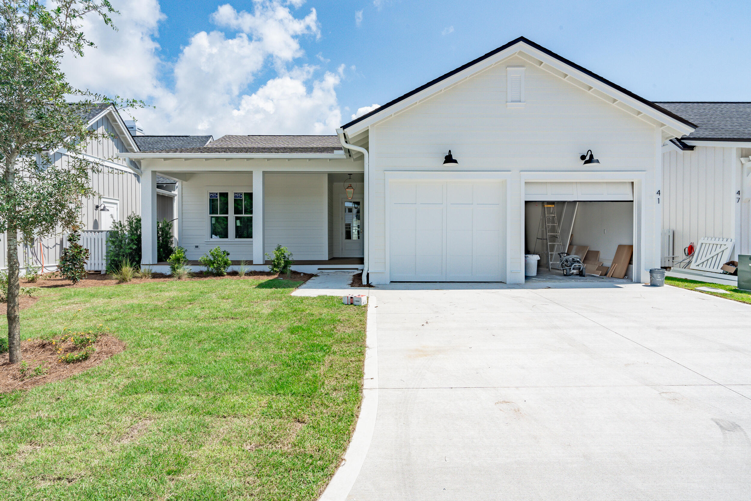 a view of a house with backyard and garden