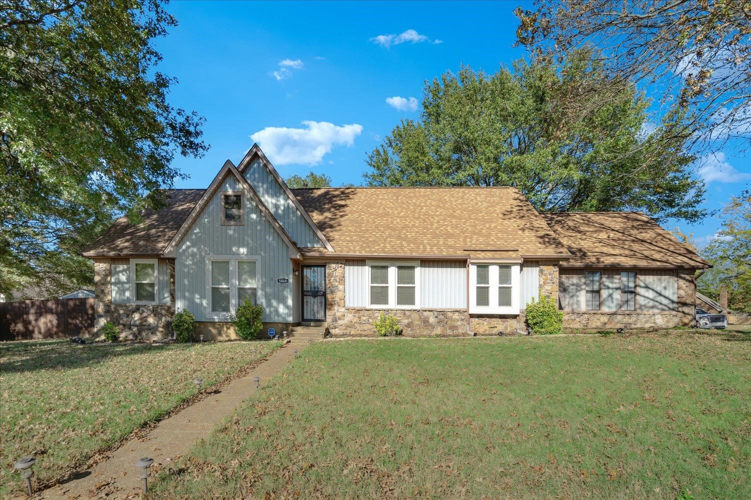 View of front facade featuring a front lawn