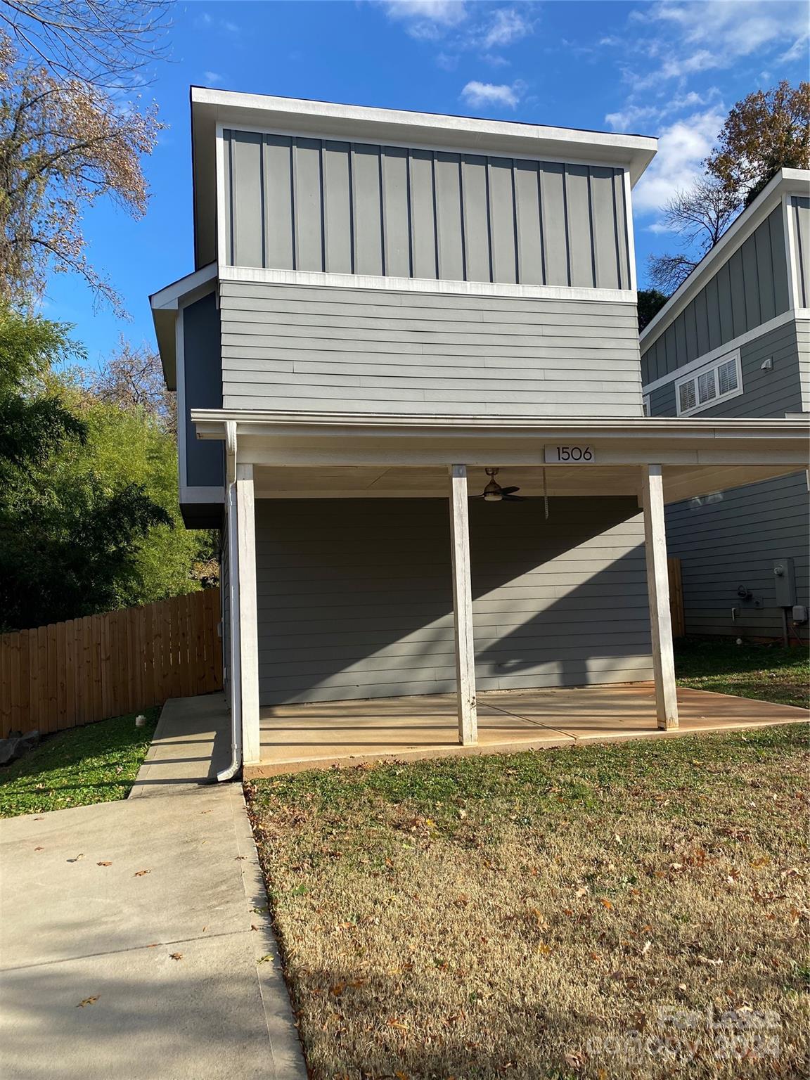 a view of a house with backyard