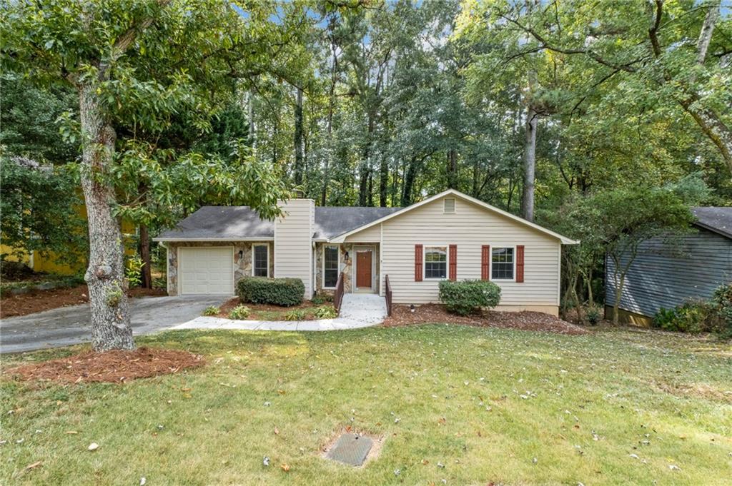 a view of a house with a yard