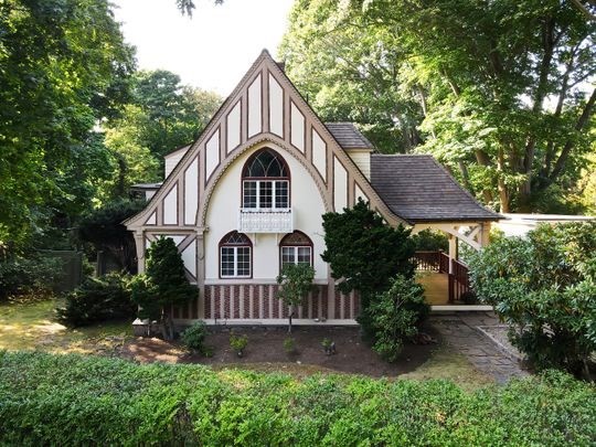 a view of a house with yard and plants