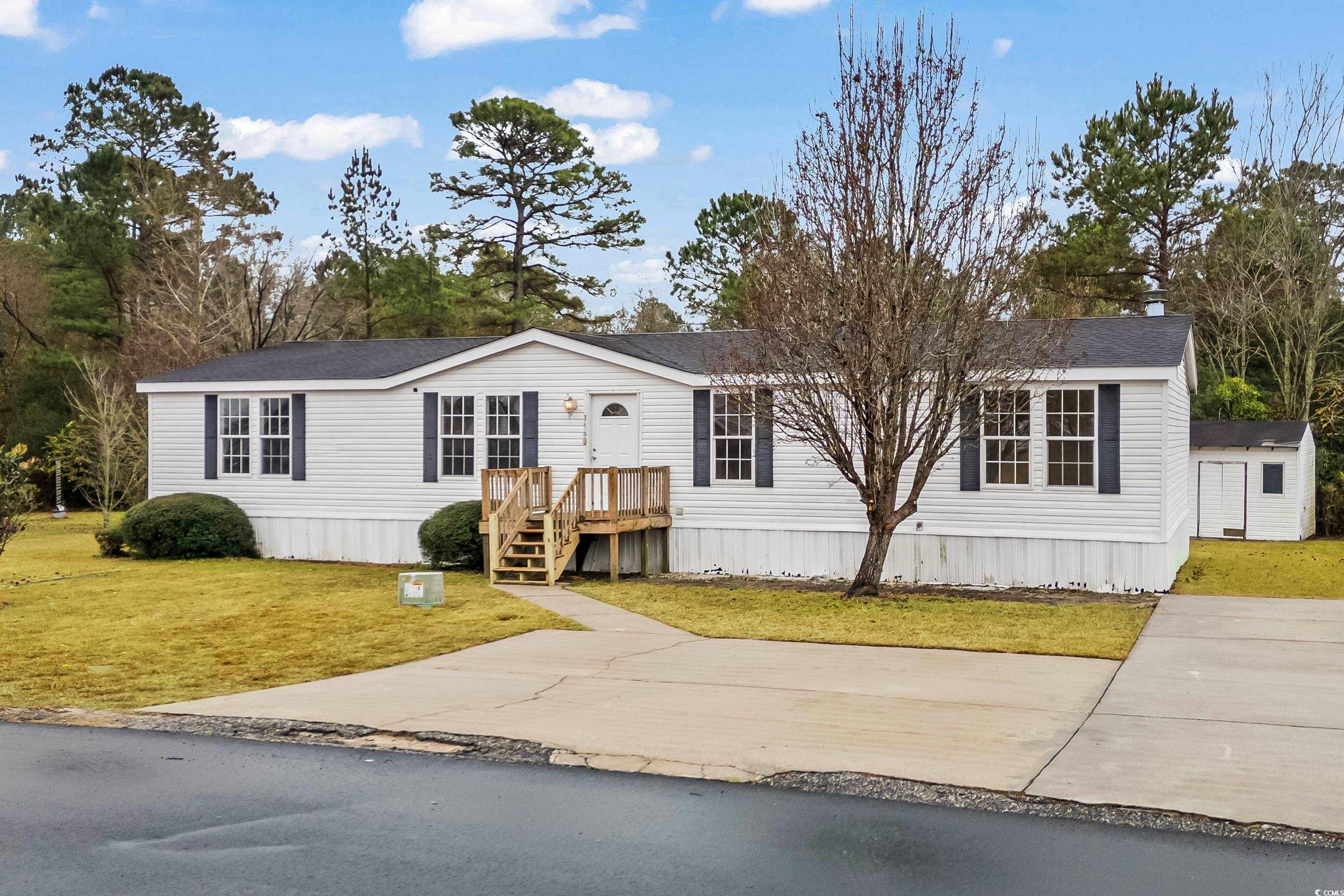 Manufactured / mobile home with a front yard