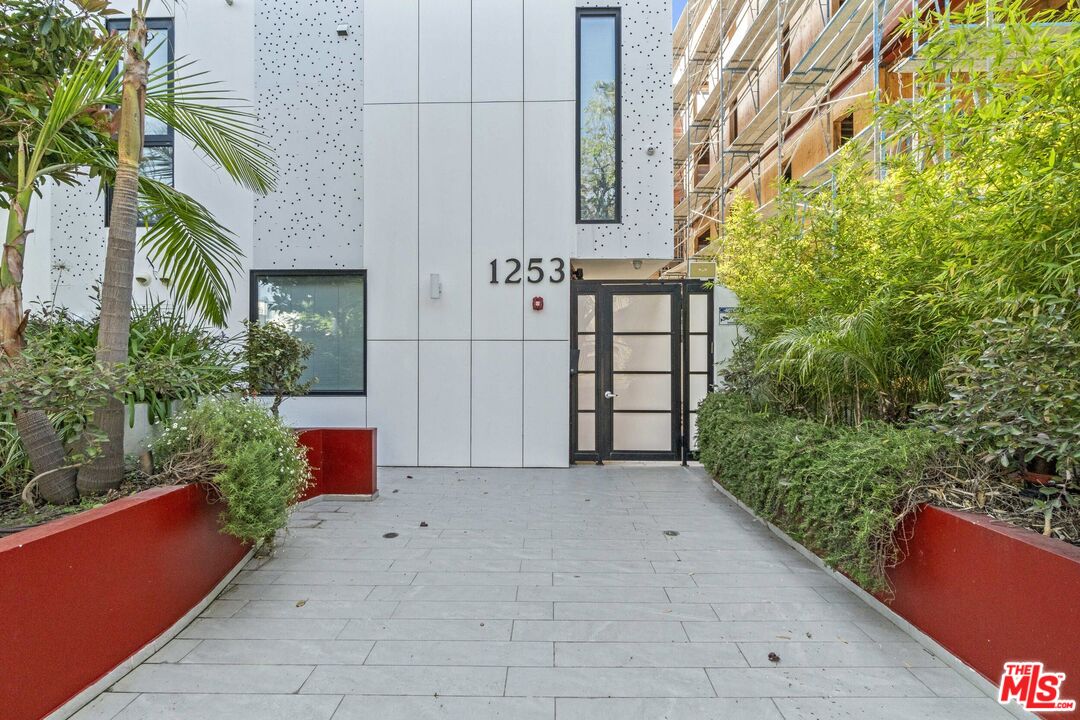 a view of entryway of a building