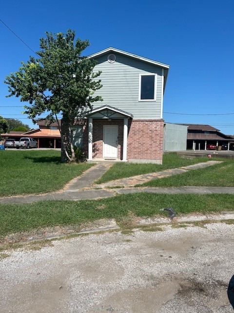 a view of a house with a yard