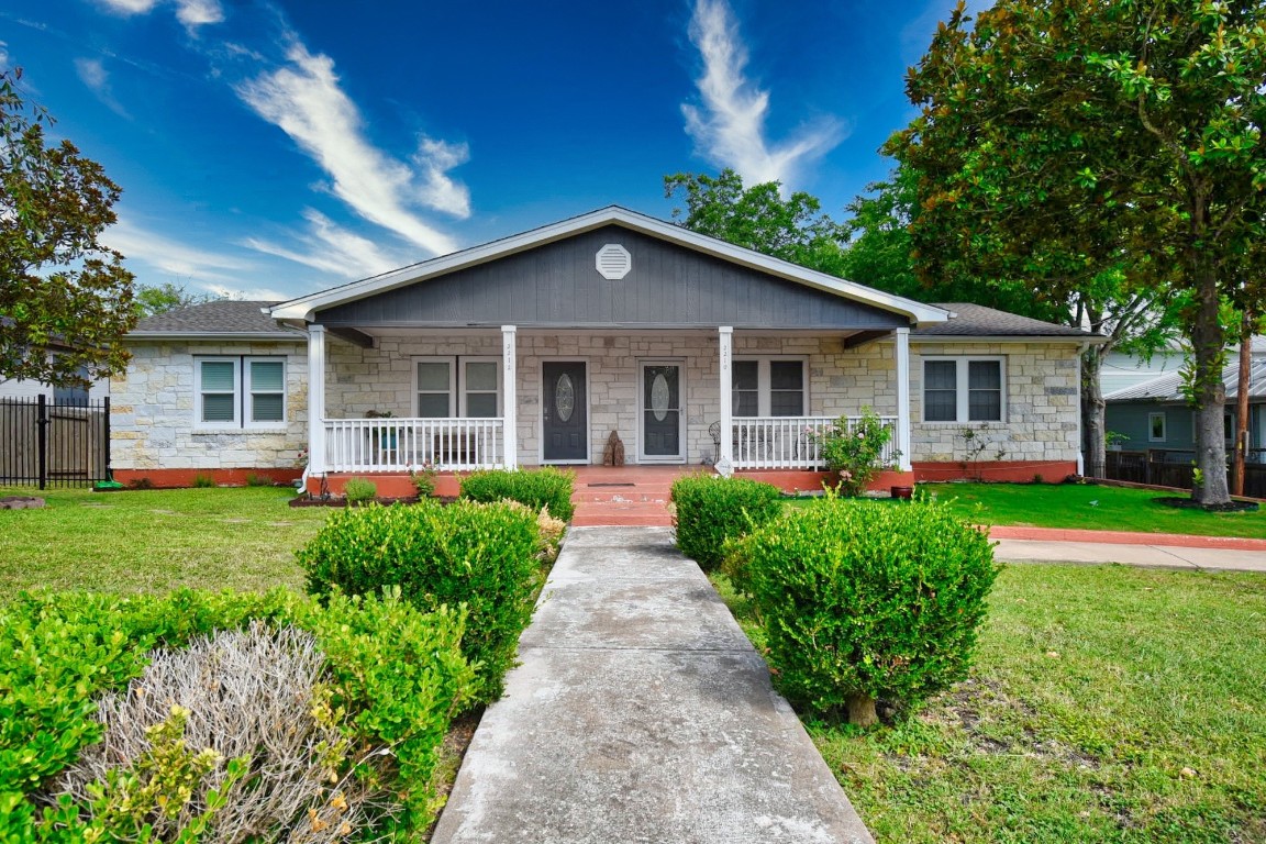 a view of a yard in front of house