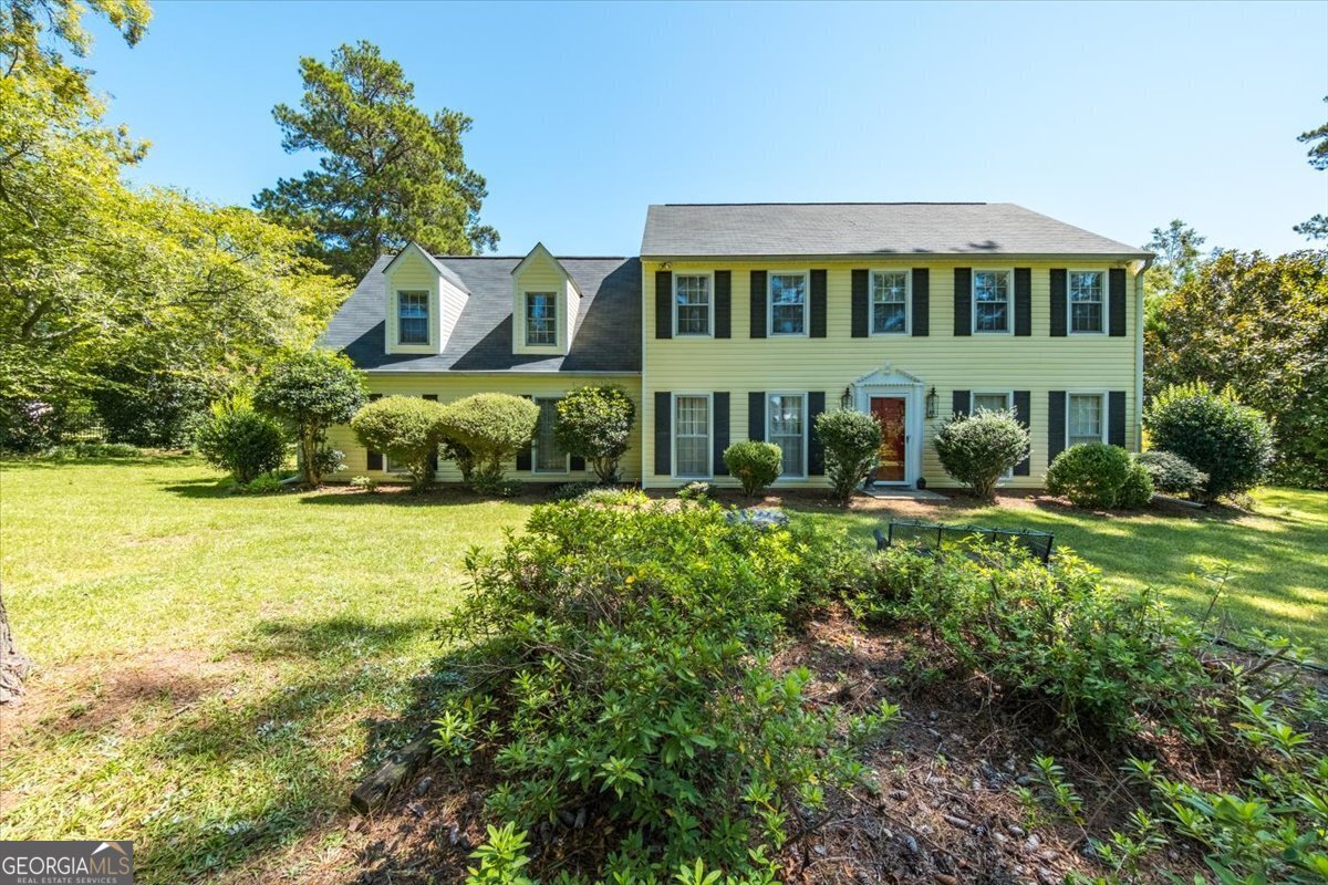 a view of a house with a yard