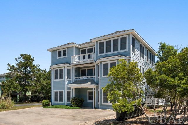 $1,270,000 | 845 Golden Bluff Way | Monteray Shores