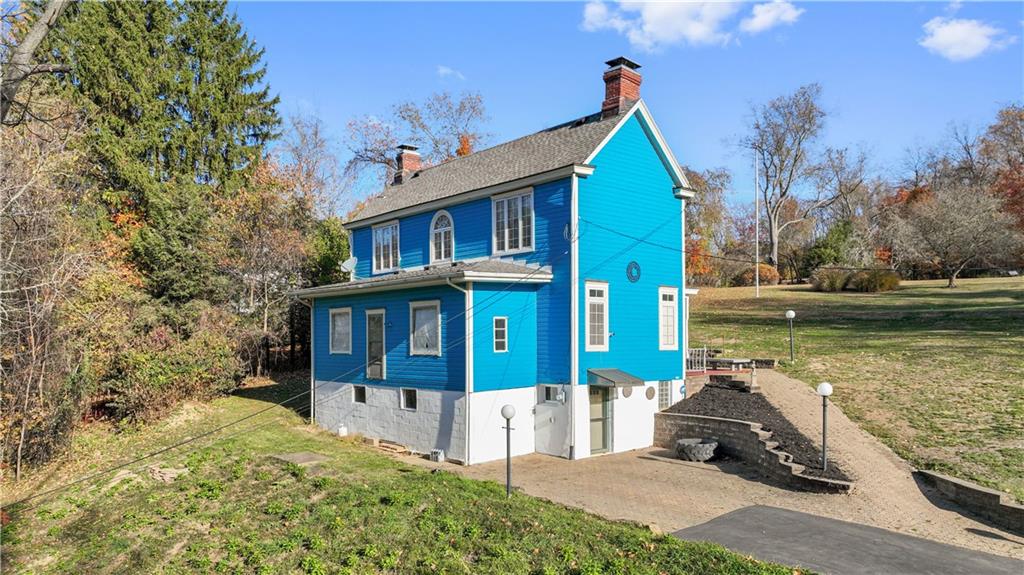 a view of house with a yard