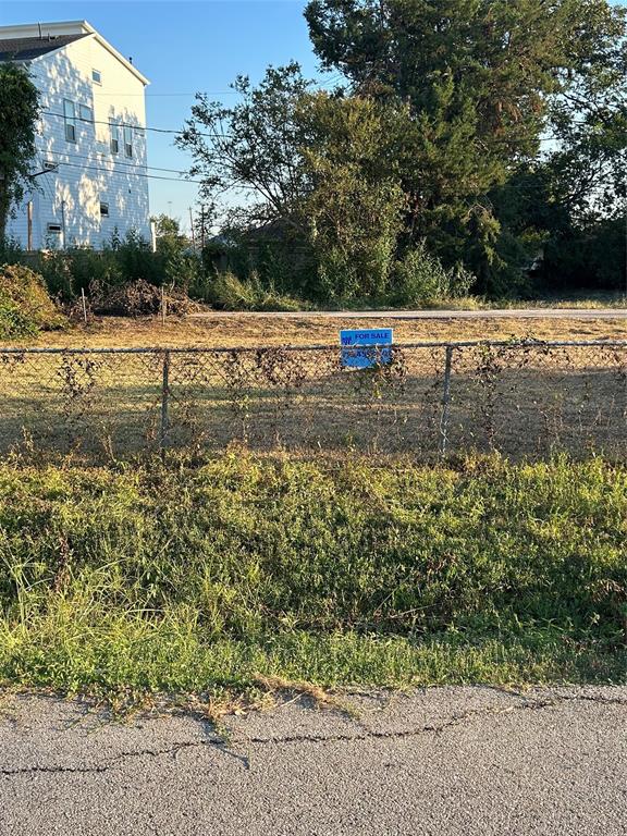 a view of a yard with a house