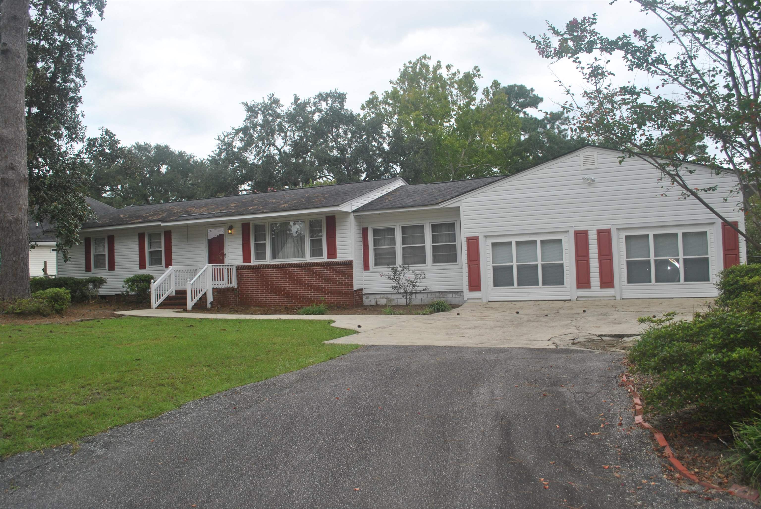 Single story home with a front yard