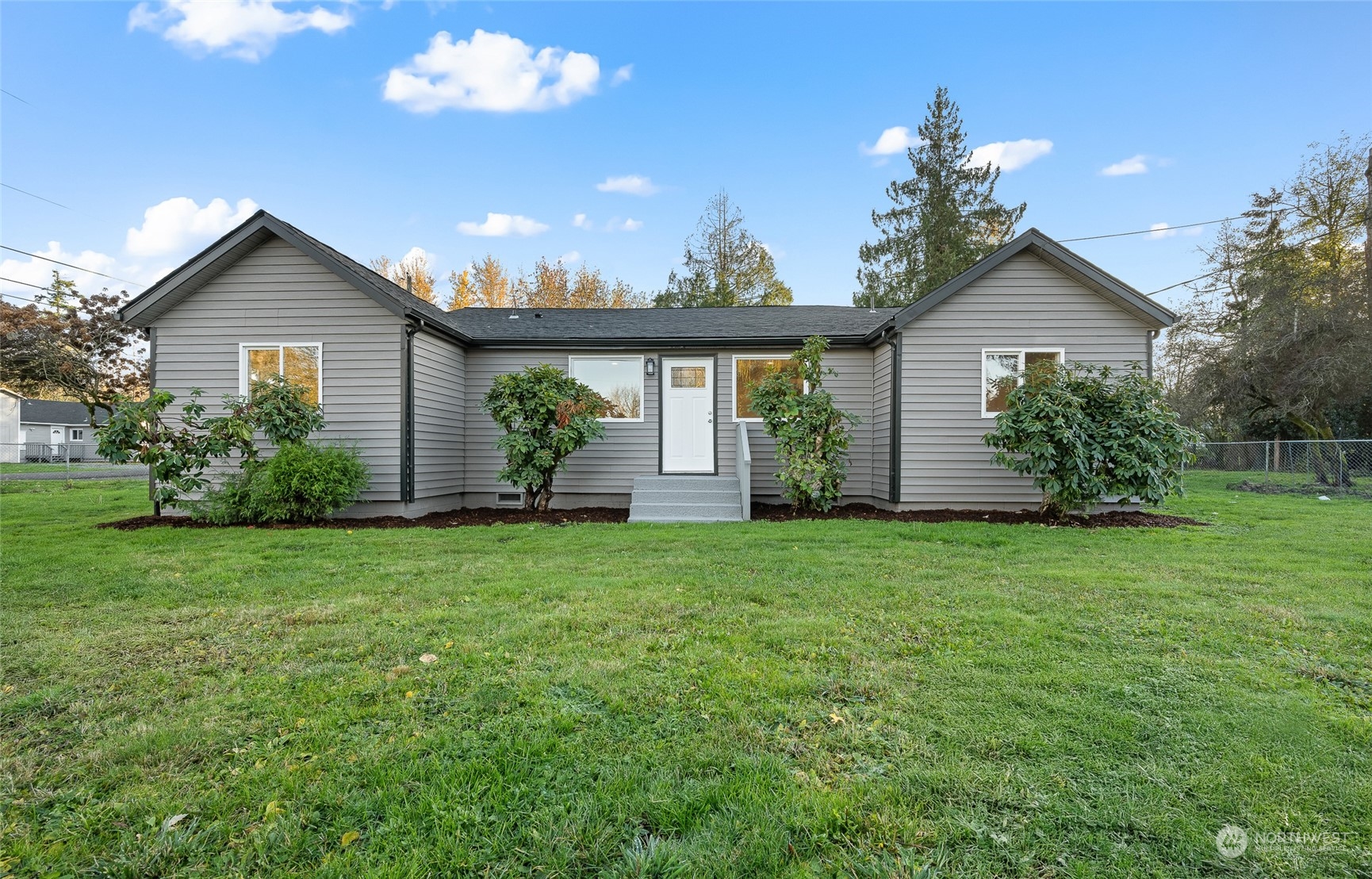 a view of a house with yard and plants