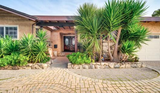 a view of entryway and a yard