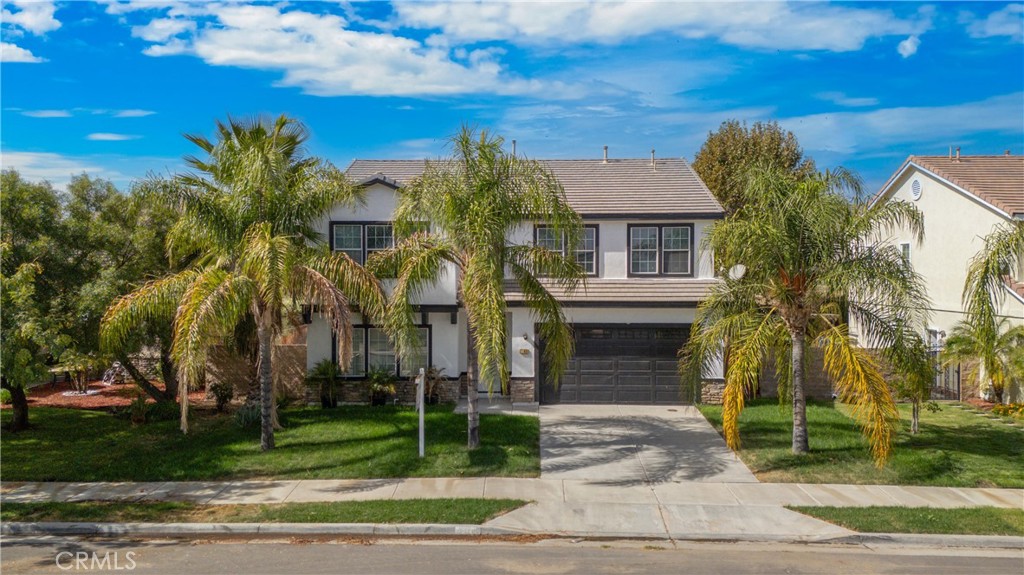 a view of a house with a yard