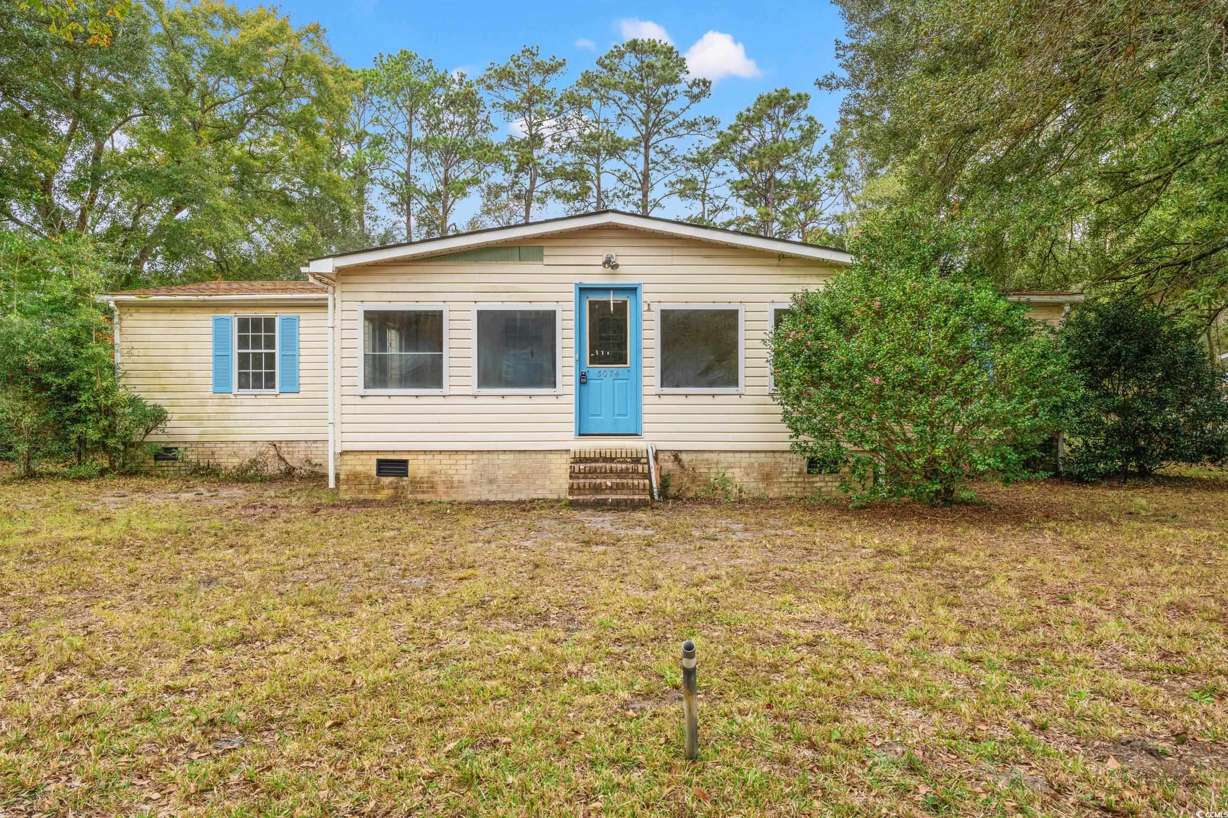 Manufactured / mobile home with a front yard