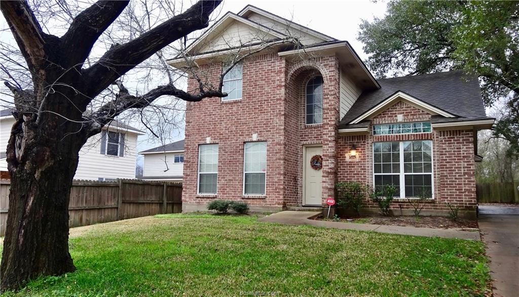 View of front of house featuring a front yard