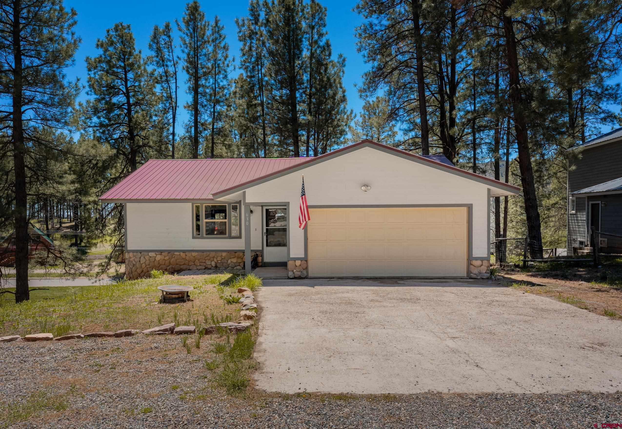 a view of a house with backyard