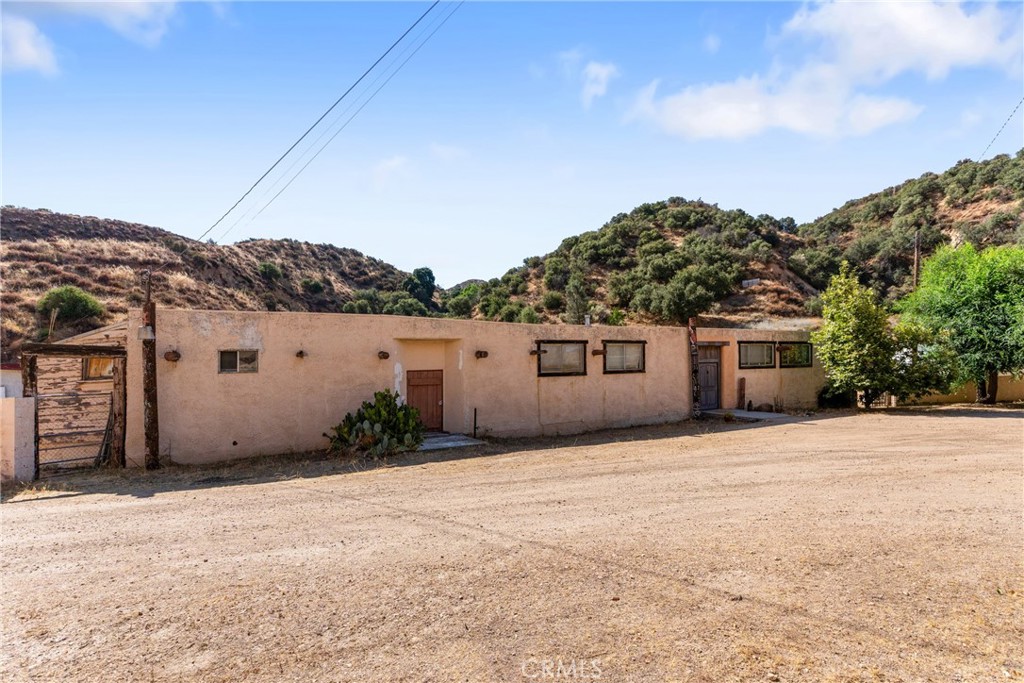 a view of a house with a backyard