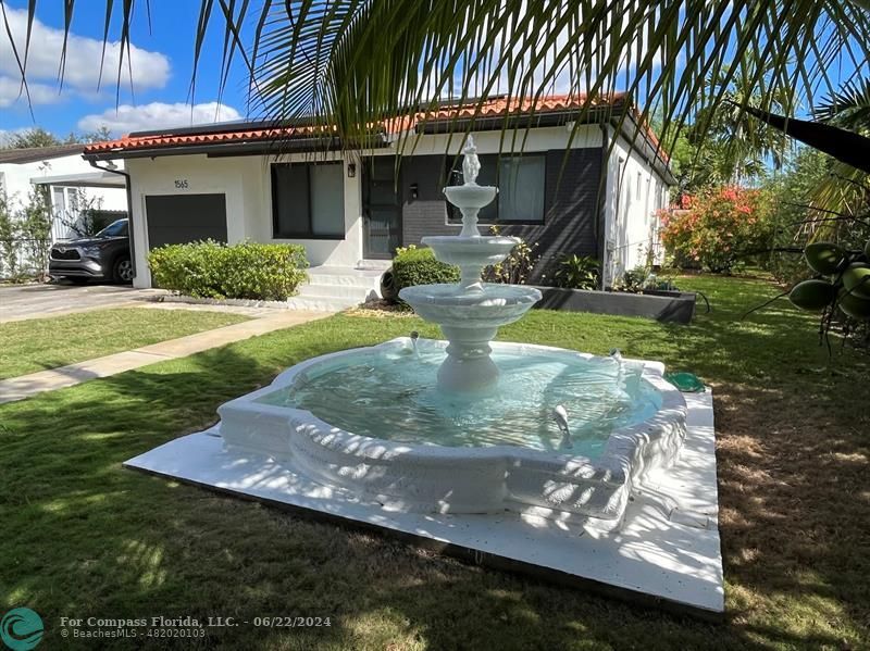 a view of a house with backyard