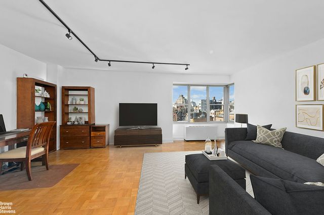 $4,250 | 2 5th Avenue, Unit 7L | Greenwich Village