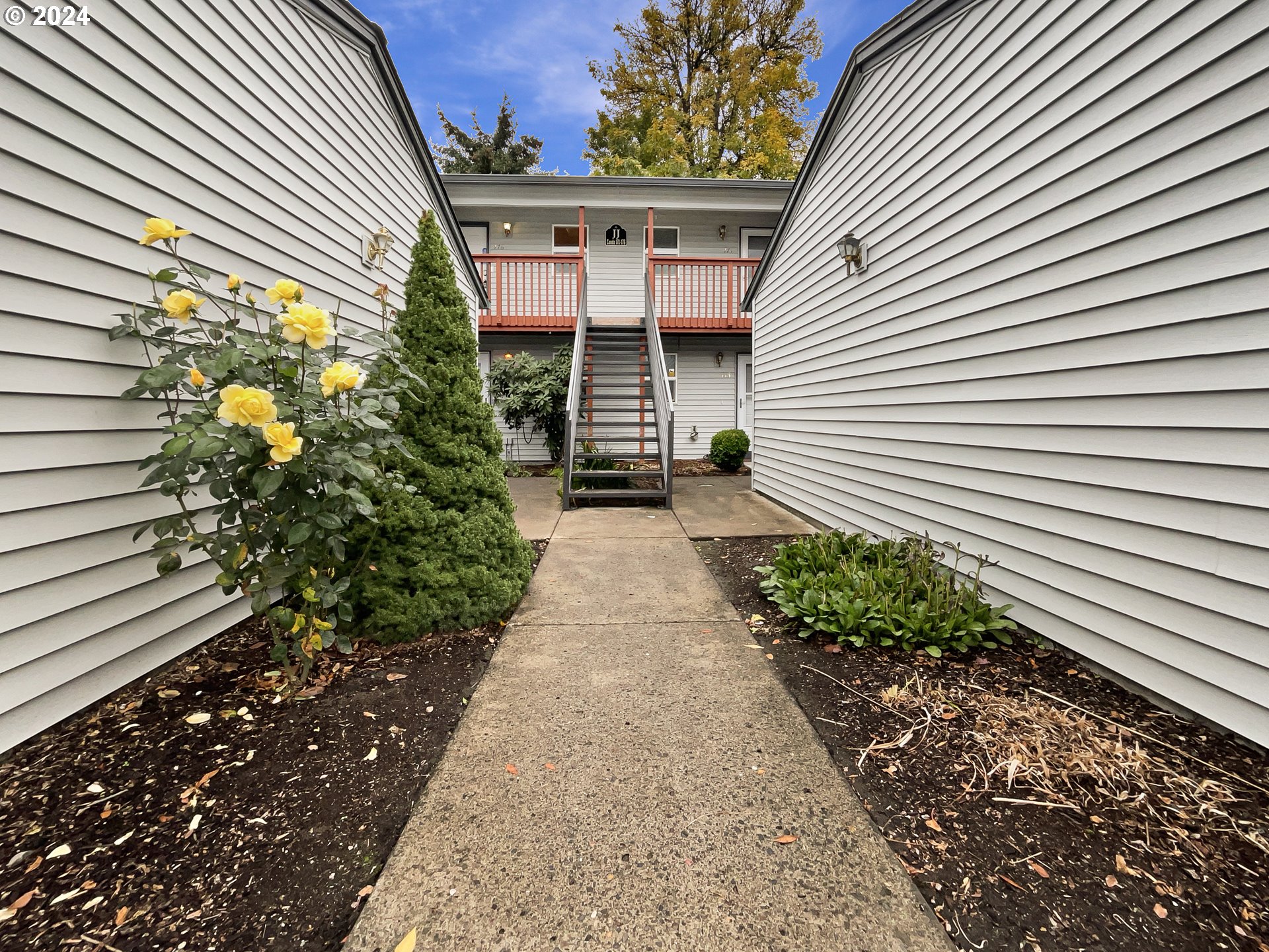 a view of a pathway with a house