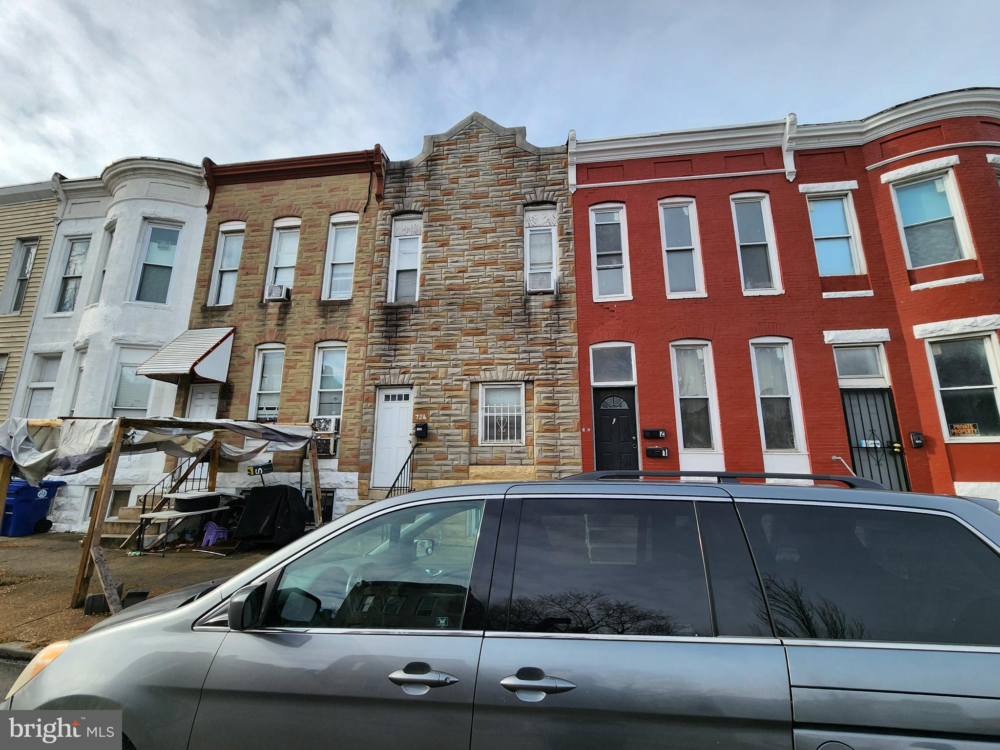 a view of building with car parked