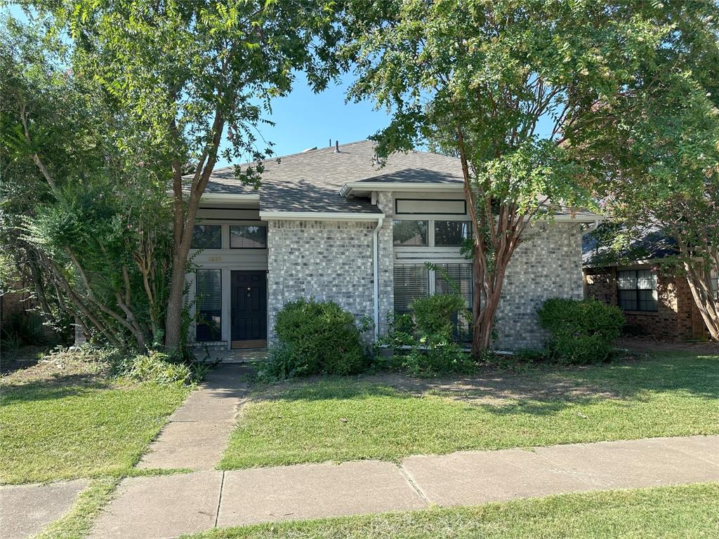 a front view of house with yard