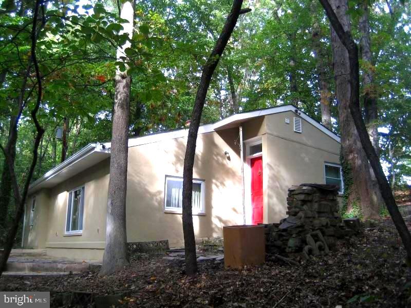 a view of house with backyard