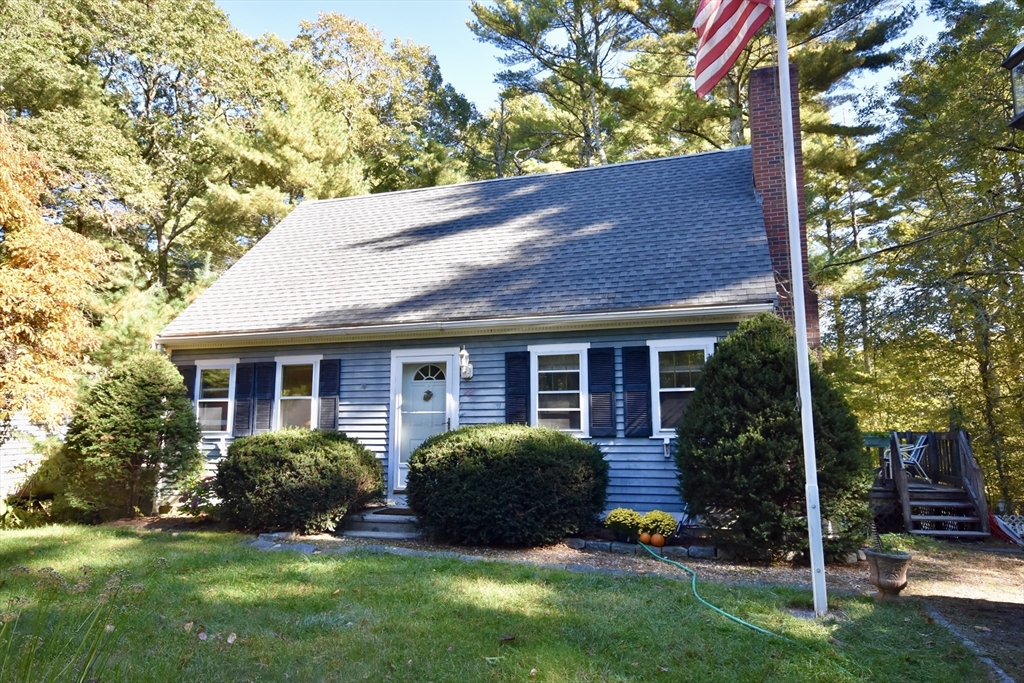 a view of a house with backyard and garden