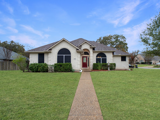 View of front of house featuring a front lawn