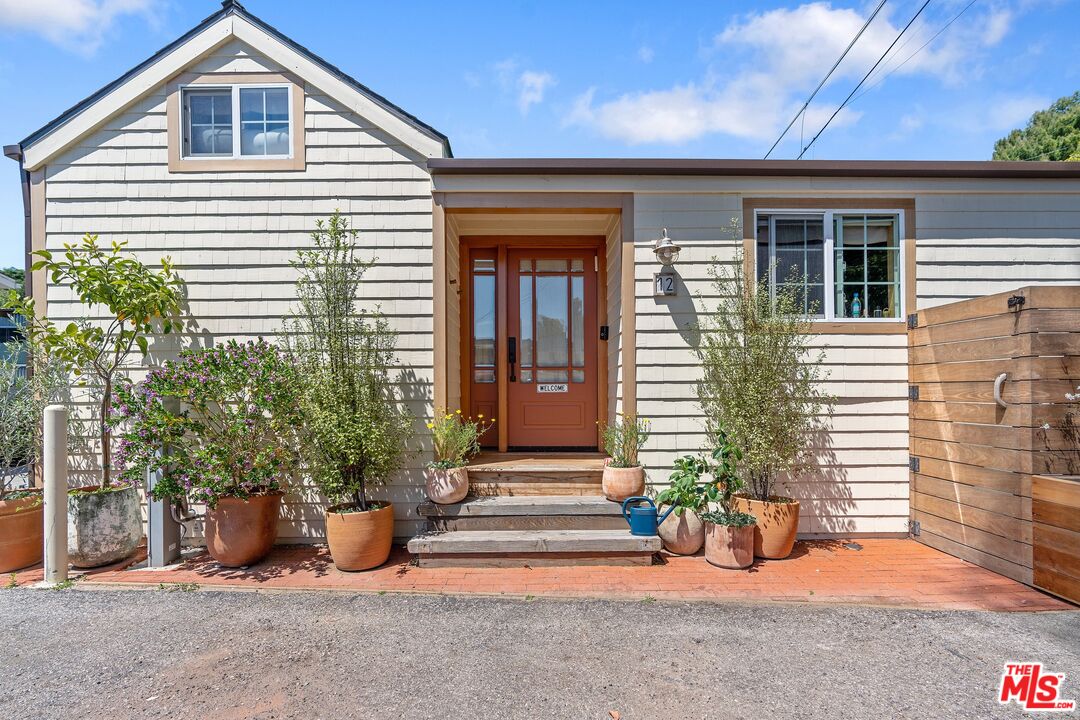 a view of a house with porch and a yard