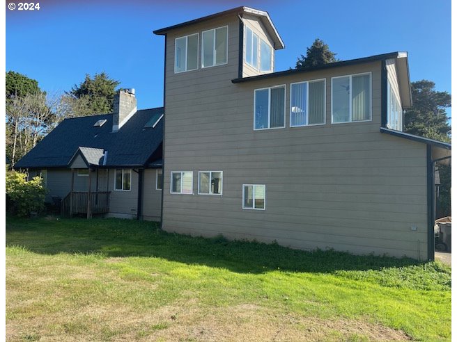 a view of a house with a backyard