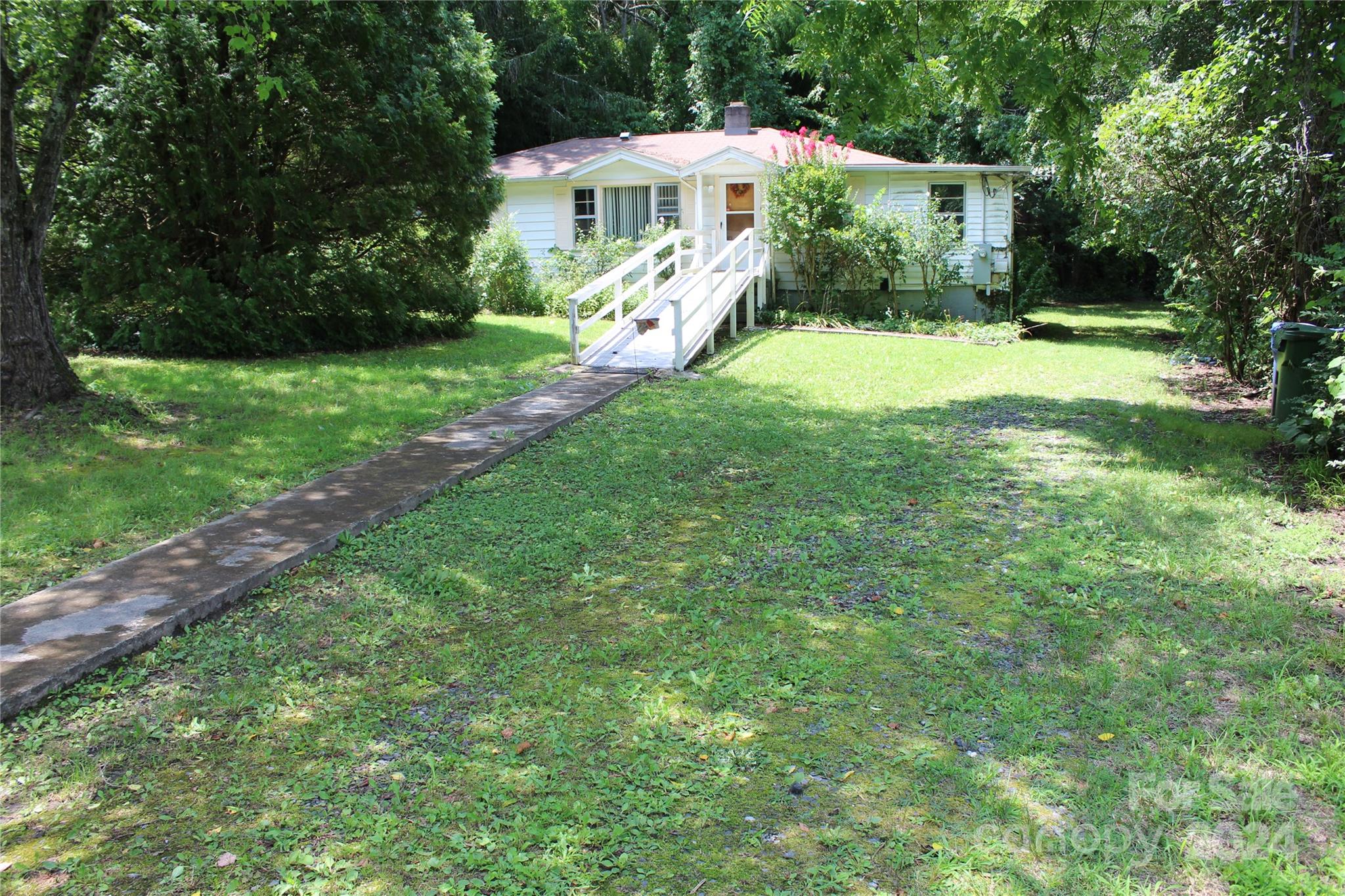 a view of a house with a yard