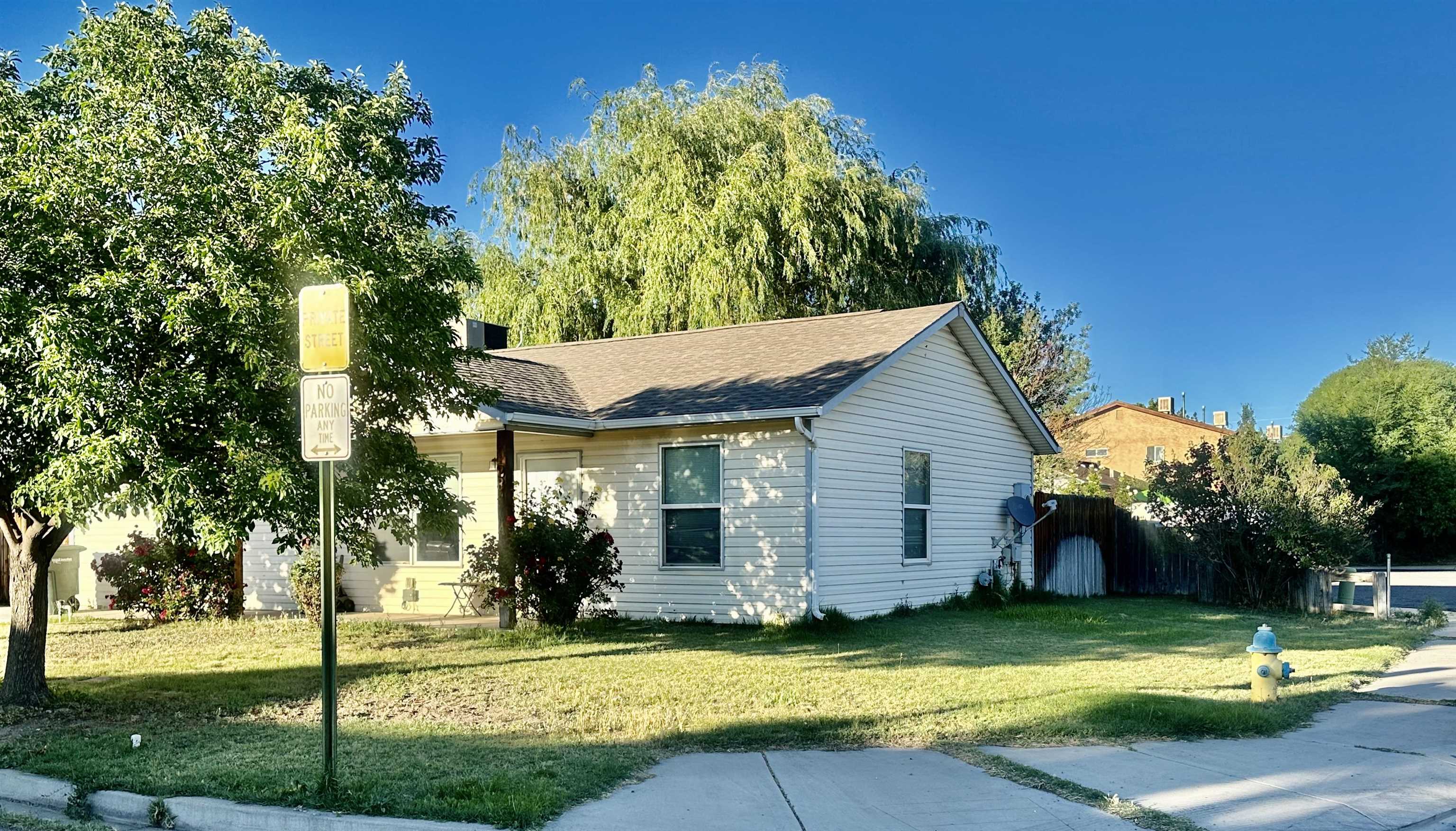 a view of a house with swimming pool and yard