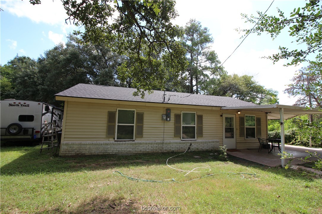 a view of a house with a backyard