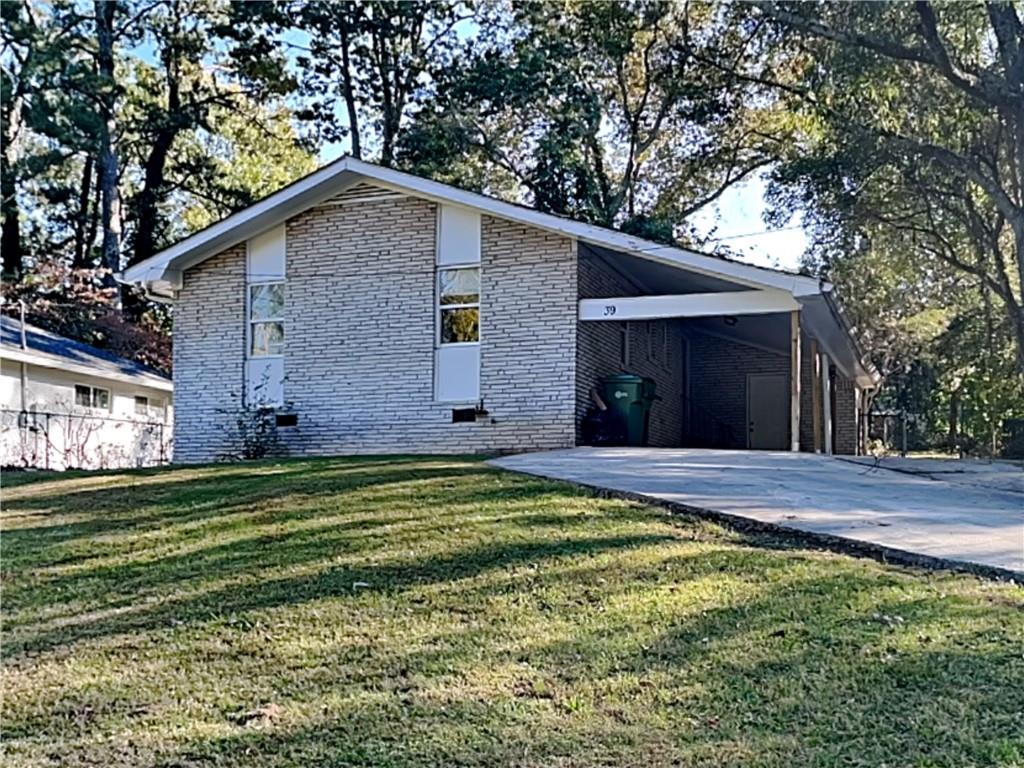 a view of a house with a yard