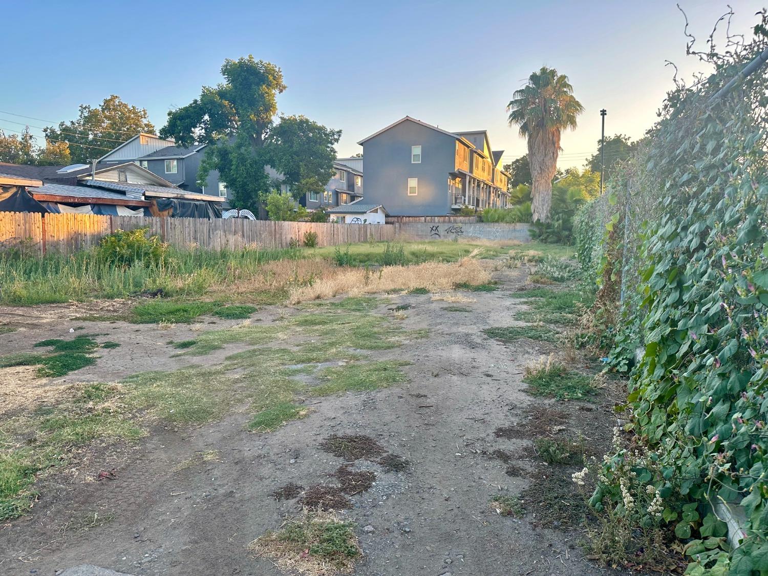 a view of a yard with a house