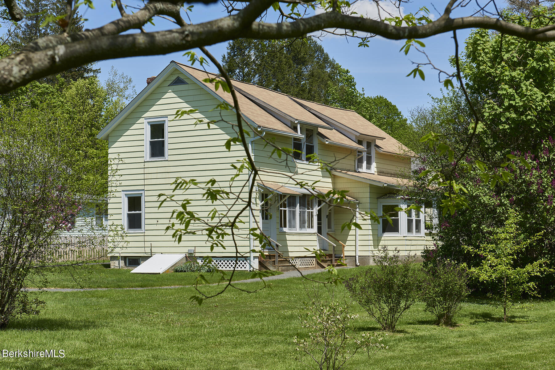 a view of house with a yard