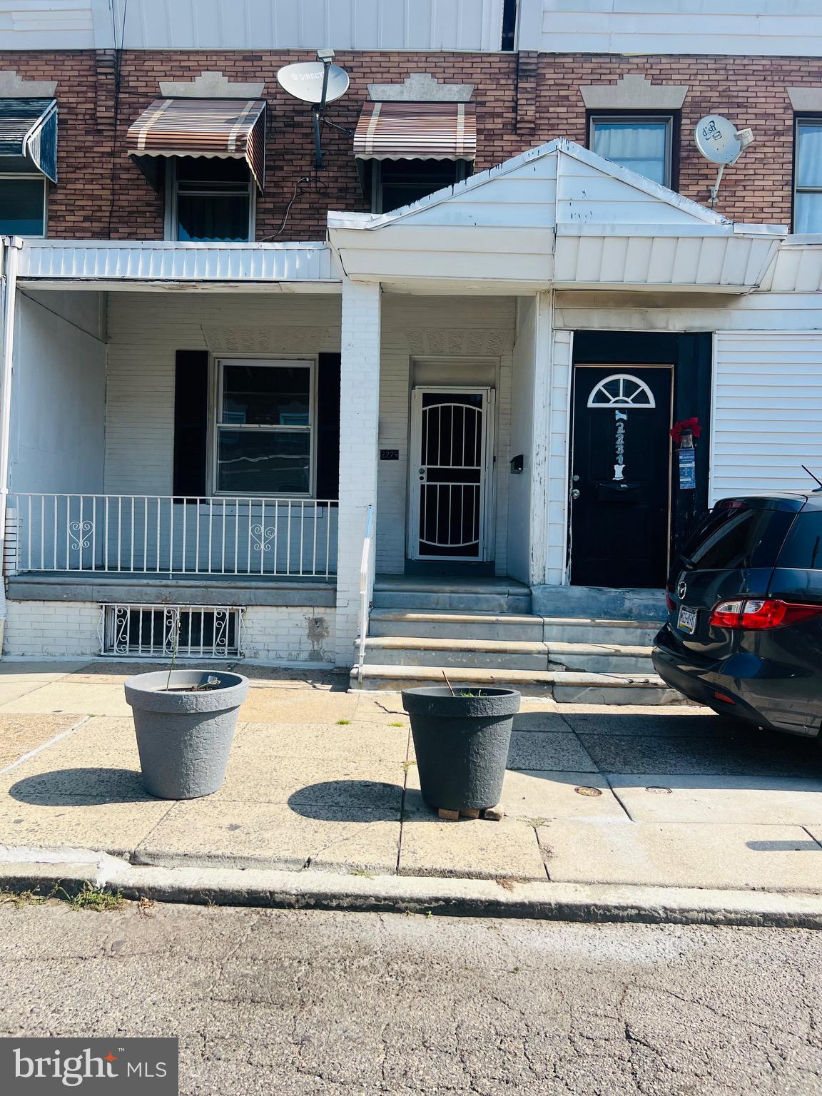 a view of building with car parked