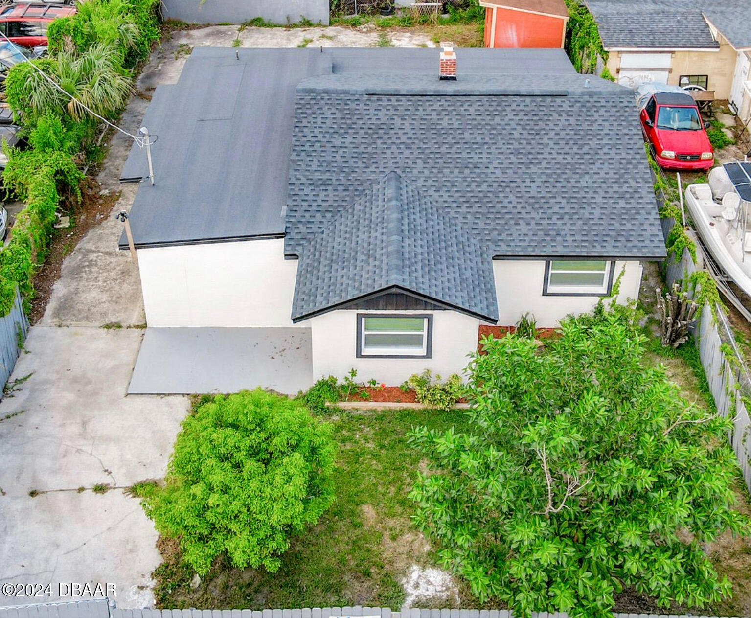 an aerial view of a house and front yard