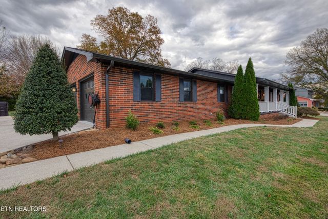 $404,900 | 5936 Clearbrook Drive