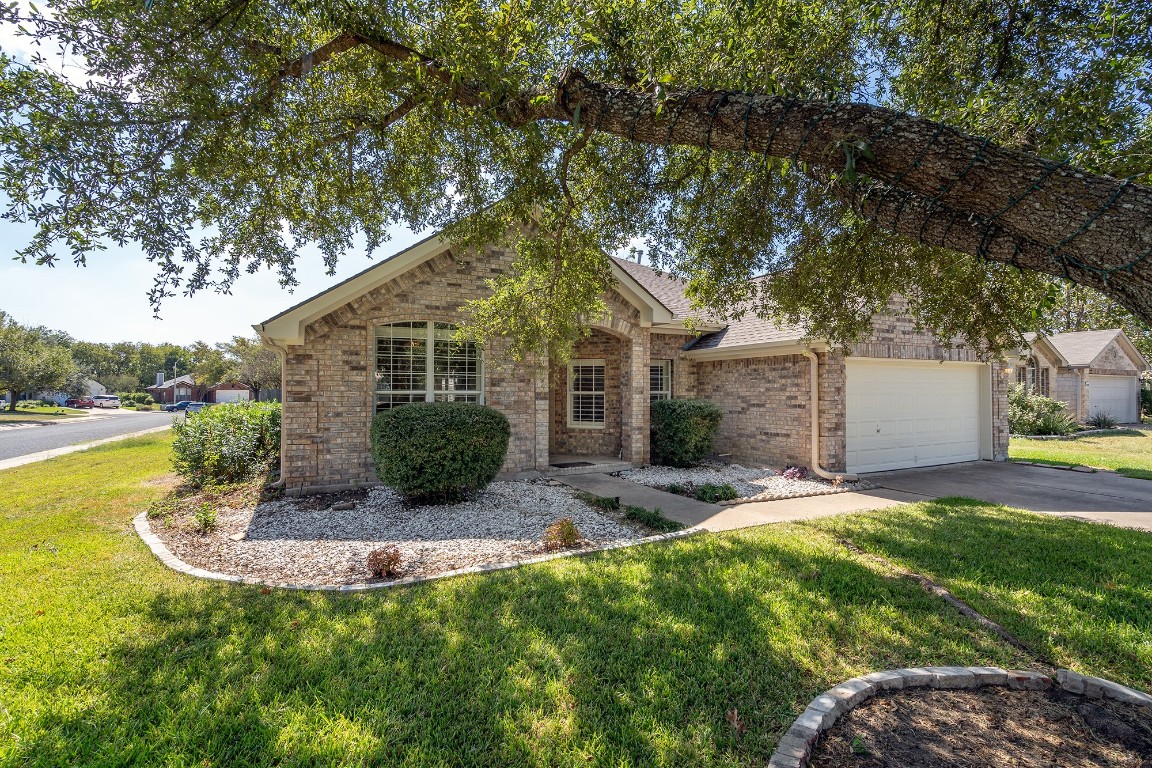 a view of a house with back yard