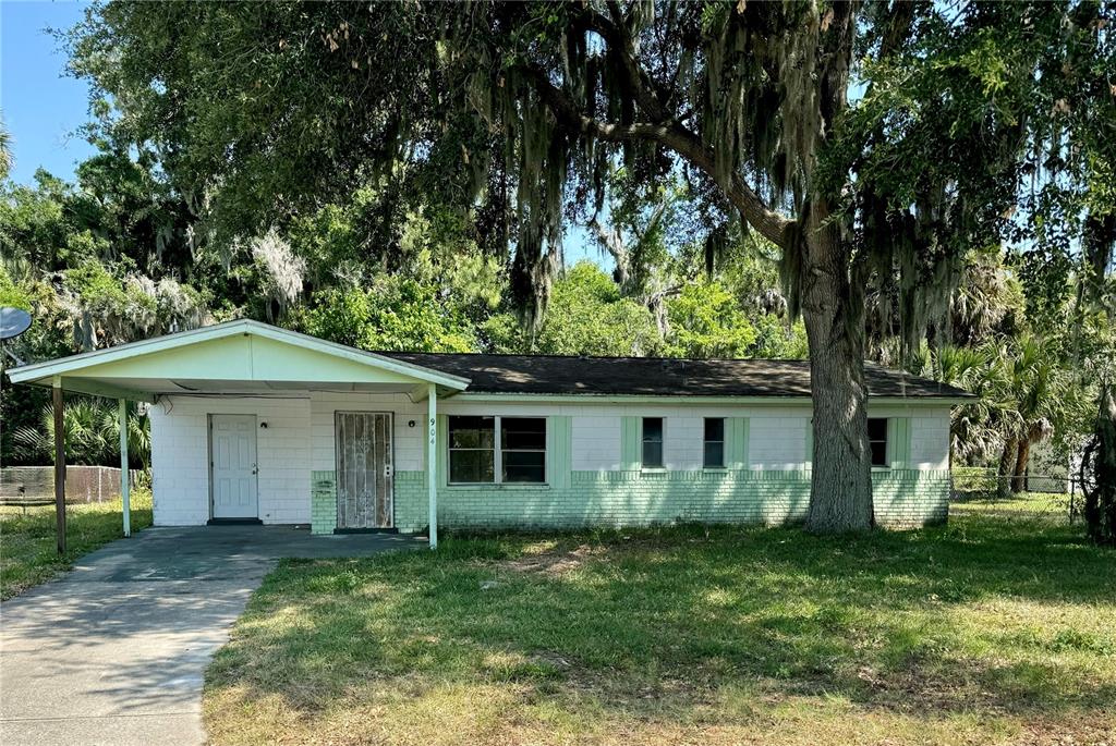 a view of a house with backyard